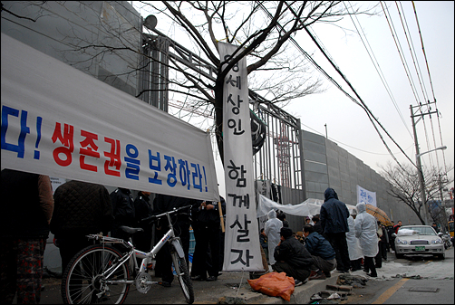 부산 감만2동의 홈플러스 공사현장 앞 농성장.. 영세상인들과 주민들은 재래시장이 다 죽어나간다며 크게 반발하고 있다. 